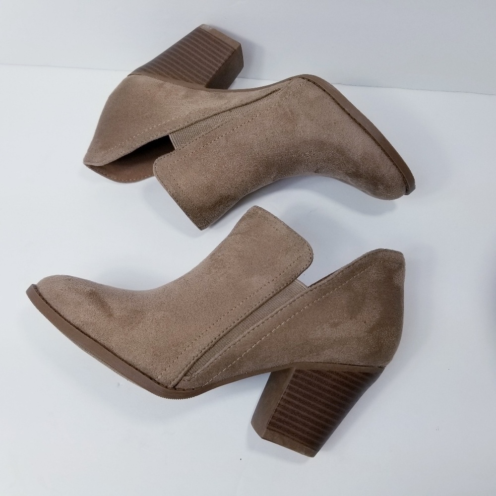 City Classified women's Size 6 Taupe Faux Suede